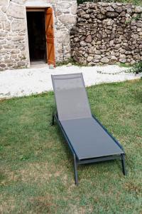 カルノータにあるO Fogar do Carpinteiroの庭の芝生に座る椅子
