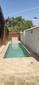 una piscina en el patio trasero de una casa en La Dehesa2 de Toledo, en Cobisa