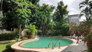 ein Pool mit zwei Metallstangen um ihn herum in der Unterkunft DUPLEXU PANAMA Homestay in Panama-Stadt