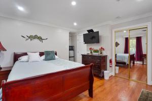 a bedroom with a bed and a dresser and a mirror at Harbor Riverside Property 2 in Fort Washington