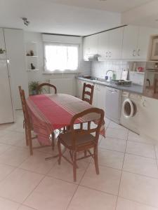 cocina con mesa y sillas y cocina con fregadero en Chez Raphaël en Marckolsheim