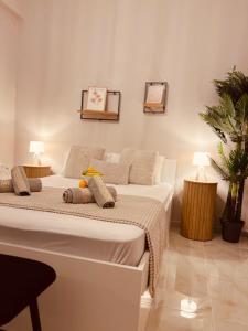 Un dormitorio con una cama blanca y una planta en Cactus Luxury suite2, en Atenas