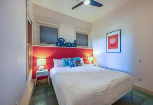 Ένα ή περισσότερα κρεβάτια σε δωμάτιο στο Roe Parker House home +14 φωτογραφίες