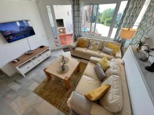 a living room with a couch and a table at Jardines de Calahonda in Mijas Costa