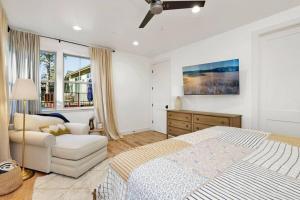 1 dormitorio con cama blanca y sofá blanco en Pine Meadow Village Castle~ Incredible Chalet Home, en Big Bear Lake