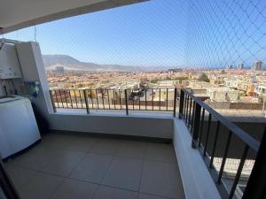 balcone con vista sulla città di Cómodo Dpto con Piscina a pasos de Mall La Portada ad Antofagasta
