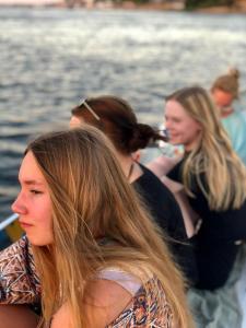 Un groupe de femmes assises sur un bateau dans l'eau dans l'établissement House of Dreams apartments Luxor, à Louxor