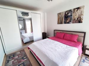 Postel nebo postele na pokoji v ubytování Madinty amazing view 2 rooms fully air-conditioned apartment at Madinty city for families only مدينتي