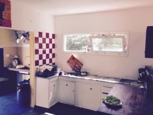 kuchnia ze zlewem i oknem w obiekcie Negrita Hostel w mieście Punta del Este
