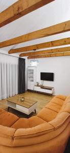 uma sala de estar com um sofá e uma televisão em "Dad and Daughter Weekend House" em Rūdaičiai