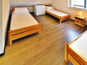 2 camas en una habitación con suelo de madera en Two-story holiday house for 5 people, Jaroslawiec en Jarosławiec
