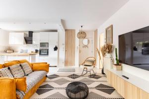 ブシー・サン ・ジョルジュにあるHappy Shelterのソファとテレビのあるリビングルーム