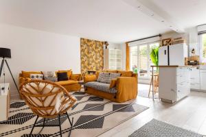 een woonkamer met gele meubels en een keuken bij Happy Shelter in Bussy-Saint-Georges