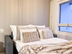 羅瓦涅米的住宿－Rollo Apartments，卧室配有带枕头的床铺和窗户。