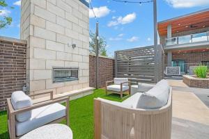 a backyard with a patio furniture and a building at Stunning 1BD apt in Fort Worth