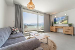 ein Wohnzimmer mit einem Sofa und einem großen Fenster in der Unterkunft Sea Side Eilat Vacation Apartment in Eilat