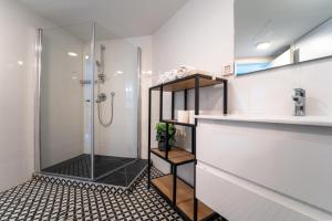 Bilik mandi di Sea Side Eilat Vacation Apartment +10 gambar
