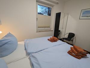 - une chambre avec un lit, une chaise et une fenêtre dans l'établissement Haus Ekke Nekkepenn I, Whg 3, à Wyk auf Föhr