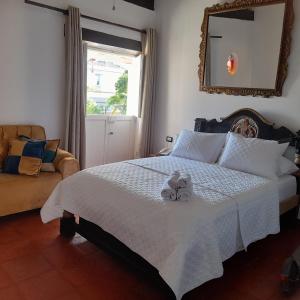 1 dormitorio con cama, espejo y sofá en EMMA HOTEL SAN DIEGO, en Cartagena de Indias