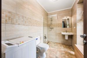 a bathroom with a toilet and a sink at Casa Beaumont Cristian in Cristian