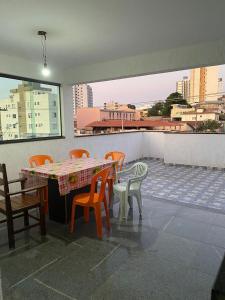 een tafel en stoelen op het dak bij NPousadas in Belo Horizonte