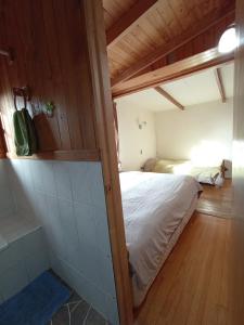 una camera con un letto in una stanza con pareti in legno di Hostal Repu a Pucón