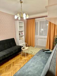 K-Apartment tesisinde bir oturma alanı