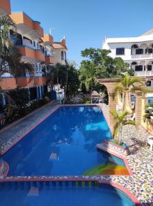 una gran piscina frente a un edificio en Hotel Real del Quijote a sólo 50 metros de la playa, en Tecolutla