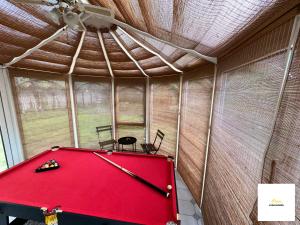 una mesa de billar en una habitación con techo en Burnham/Sleep 10/Private Parking/Close to Heathrow en Burnham