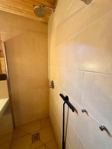 eine Duschkabine im Bad mit Dusche in der Unterkunft Casa Cozy in Schruns-Tschagguns