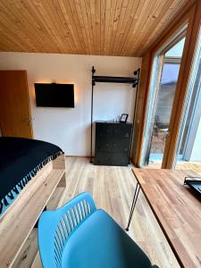 ein Schlafzimmer mit einem Bett und einem TV an der Wand in der Unterkunft Casa Cozy in Schruns-Tschagguns