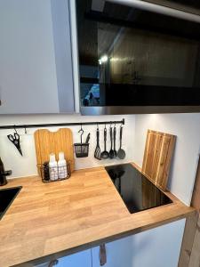 eine Küche mit einer hölzernen Arbeitsplatte in der Unterkunft Casa Cozy in Schruns-Tschagguns