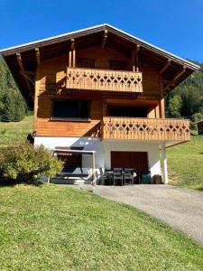 a large wooden house with a balcony on it at Chalet luxueux in Châtel