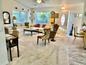 a living room with a couch and a table at Warm and Inviting in Grants Pass