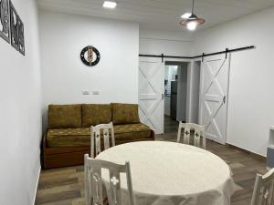 un soggiorno con divano, tavolo e sedie di Departamento en Bragado A a Bragado