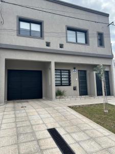 uma casa com duas portas de garagem em frente em Departamento en Bragado A em Bragado
