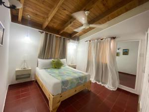 a bedroom with a bed and a wooden ceiling at Apartamentos Magallanes Bayahibe in Bayahibe