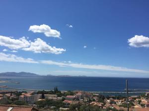 - une vue sur la ville et une étendue d'eau dans l'établissement Superbe terrasse avec vue panoramique sur la mer, à Marseille
