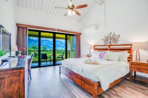 Ένα ή περισσότερα κρεβάτια σε δωμάτιο στο Hanalei Bay Resort 8233 four