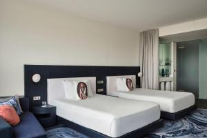 Ein Bett oder Betten in einem Zimmer der Unterkunft W Barcelona