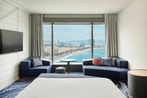 Ein Bett oder Betten in einem Zimmer der Unterkunft W Barcelona