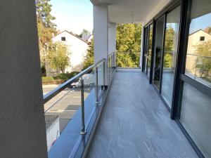 un balcón vacío de un edificio con ventanas de cristal en Valley of Business Frankfurt-West - Penthouse Nº1 - Three-Bedroom, en Hofheim am Taunus