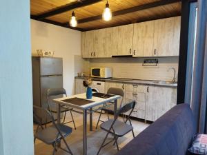 een keuken met een tafel en stoelen in een kamer bij Cozy Loft in Tbilisi City