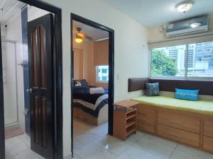 Ένα ή περισσότερα κρεβάτια σε δωμάτιο στο R.8-8 Lindo estudio ejecutivo en área turística.