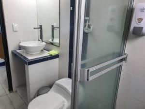 Ένα μπάνιο στο R.8-8 Lindo estudio ejecutivo en área turística.