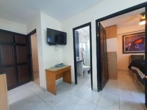 Μια τηλεόραση ή/και κέντρο ψυχαγωγίας στο R.8-8 Lindo estudio ejecutivo en área turística.