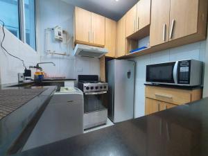 Η κουζίνα ή μικρή κουζίνα στο R.8-8 Lindo estudio ejecutivo en área turística. +16 φωτογραφίες