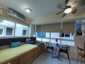 Χώρος καθιστικού στο R.8-8 Lindo estudio ejecutivo en área turística.