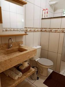 Ванная комната в Casa Verde - 5 quartos a 600m Praia e próximo Beto Carrero +47 фотографий