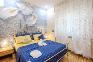ein Schlafzimmer mit einem blauen und weißen Bett mit Enten darauf in der Unterkunft La Vie en Rose in Cuneo